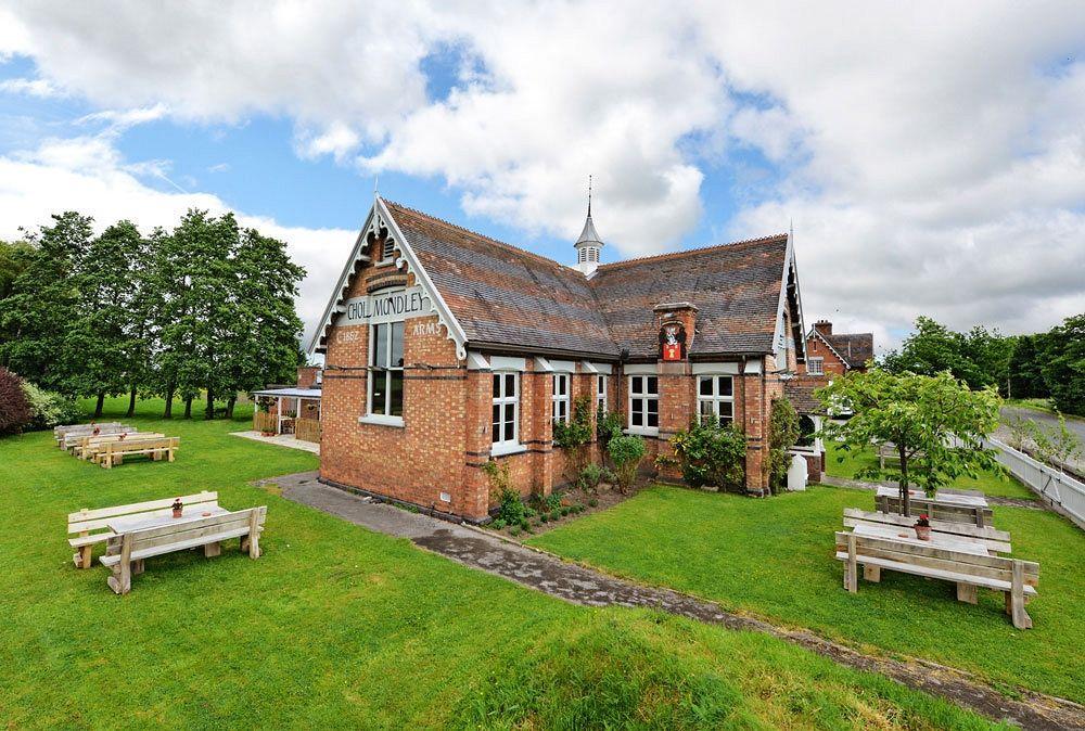 Hotel The Cholmondeley Arms Wrenbury Exterior foto